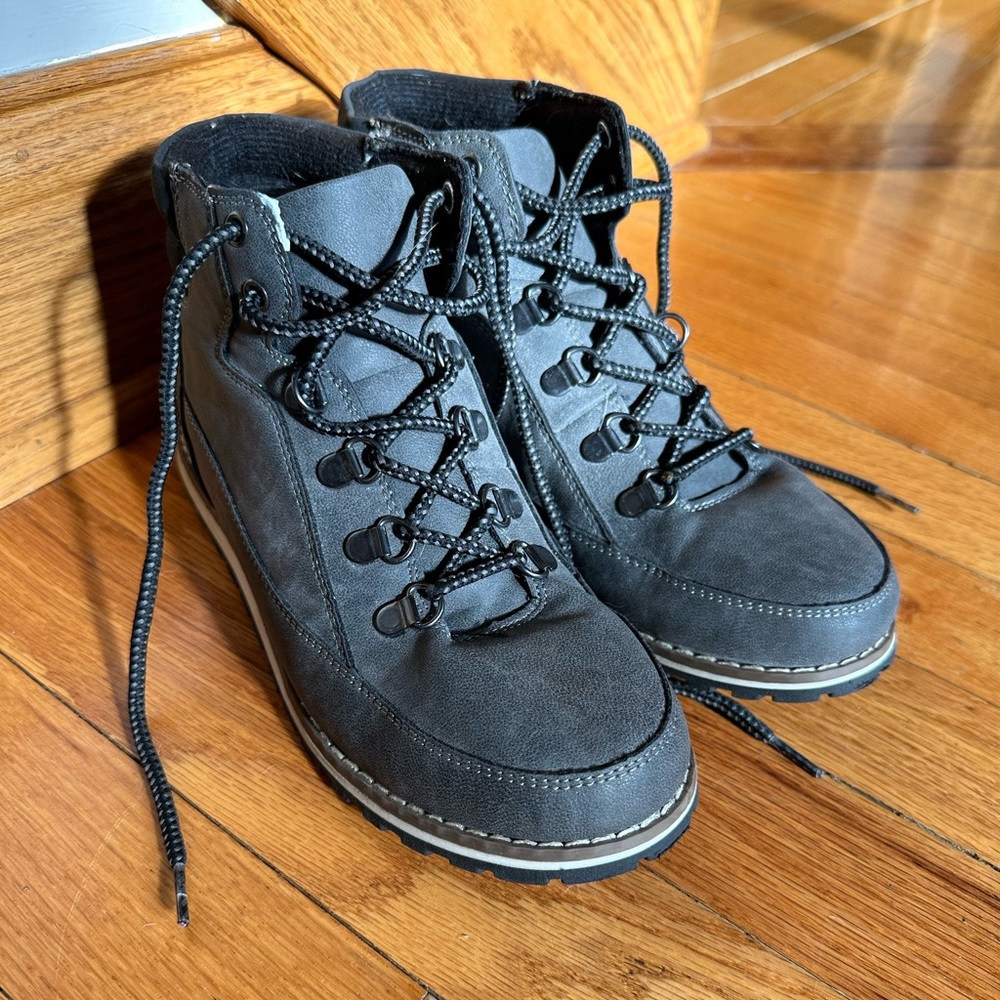 Children’s Place Boys SZ 5 Boots